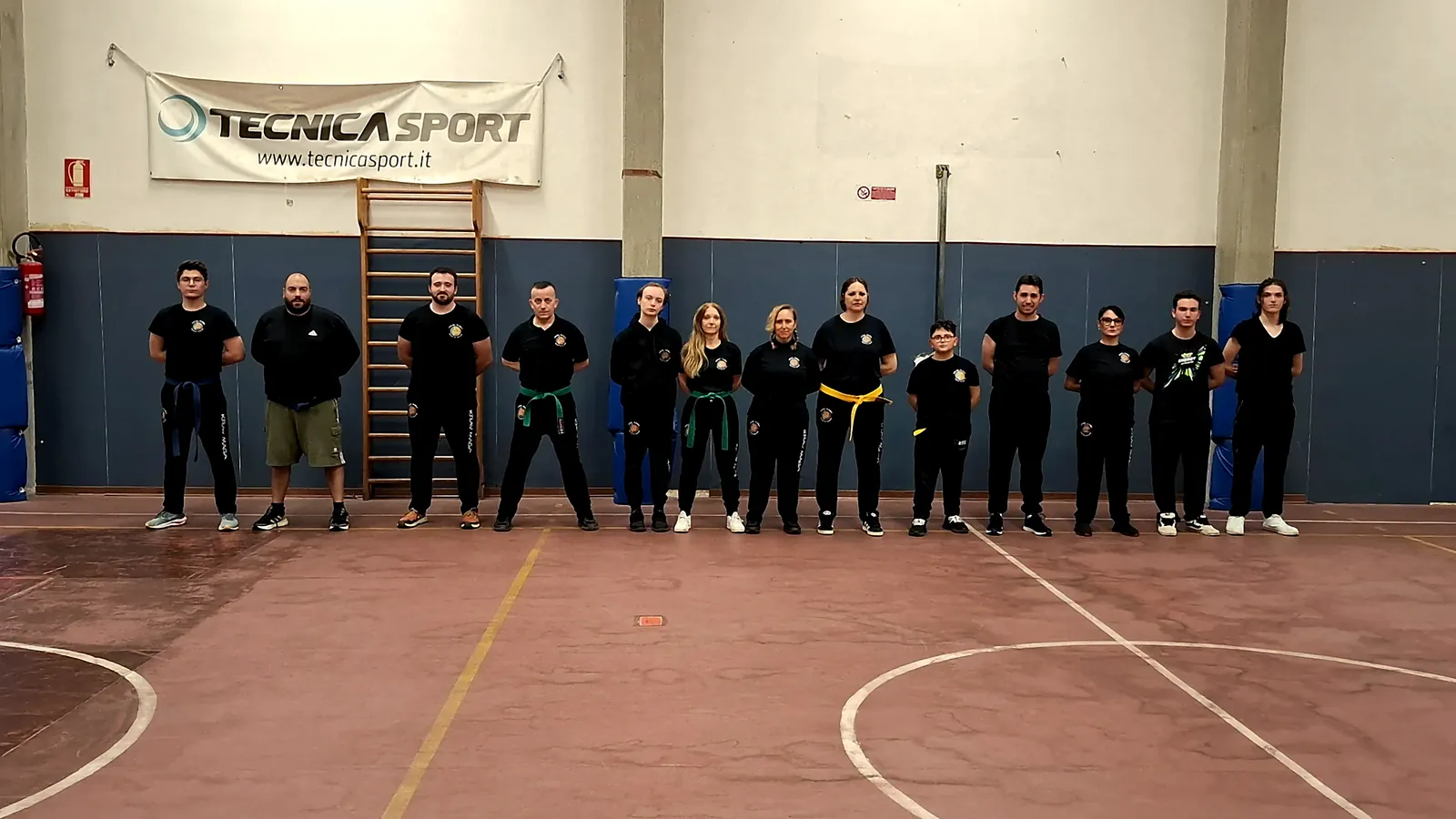 Il gruppo schierato in palestra